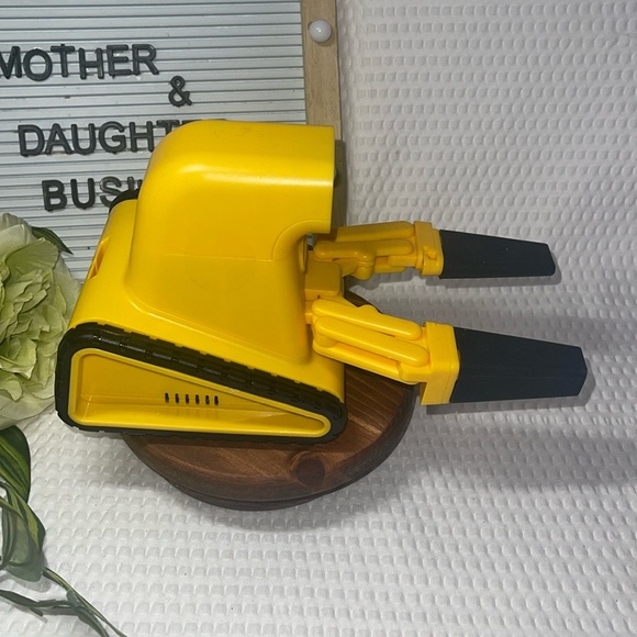 Fao Schwarz Toy RC Construction Gripper Bot - Roblox Robot - Picture 2 of 5